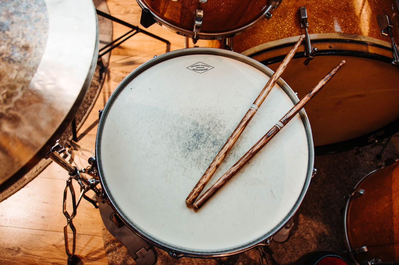 Drums 和 drum stick symbolic of grammar language learning 和 rhythm