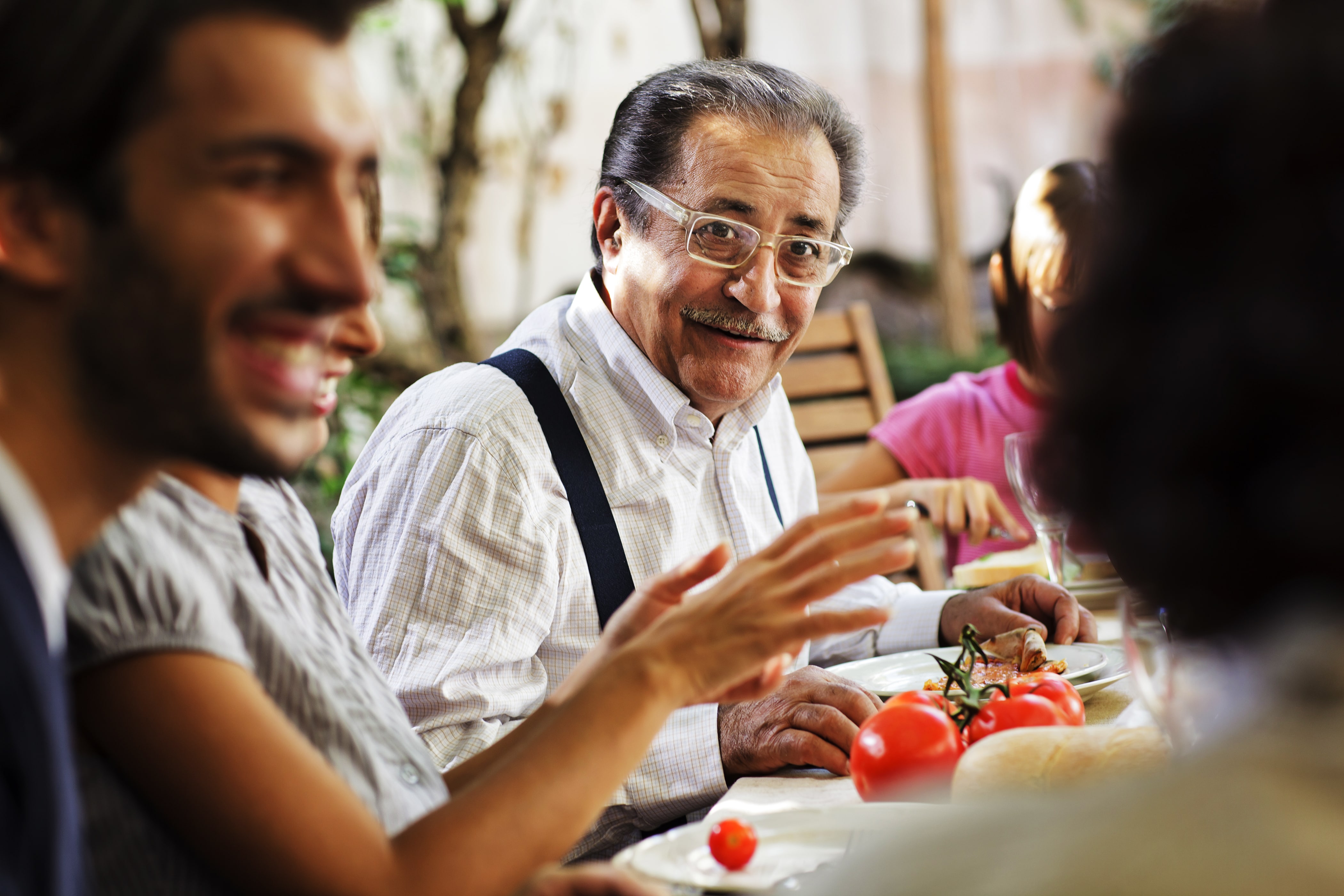 快乐的家庭分享西班牙问候在午餐和晚餐