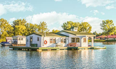 Casas junto a un lago en Lake Erie