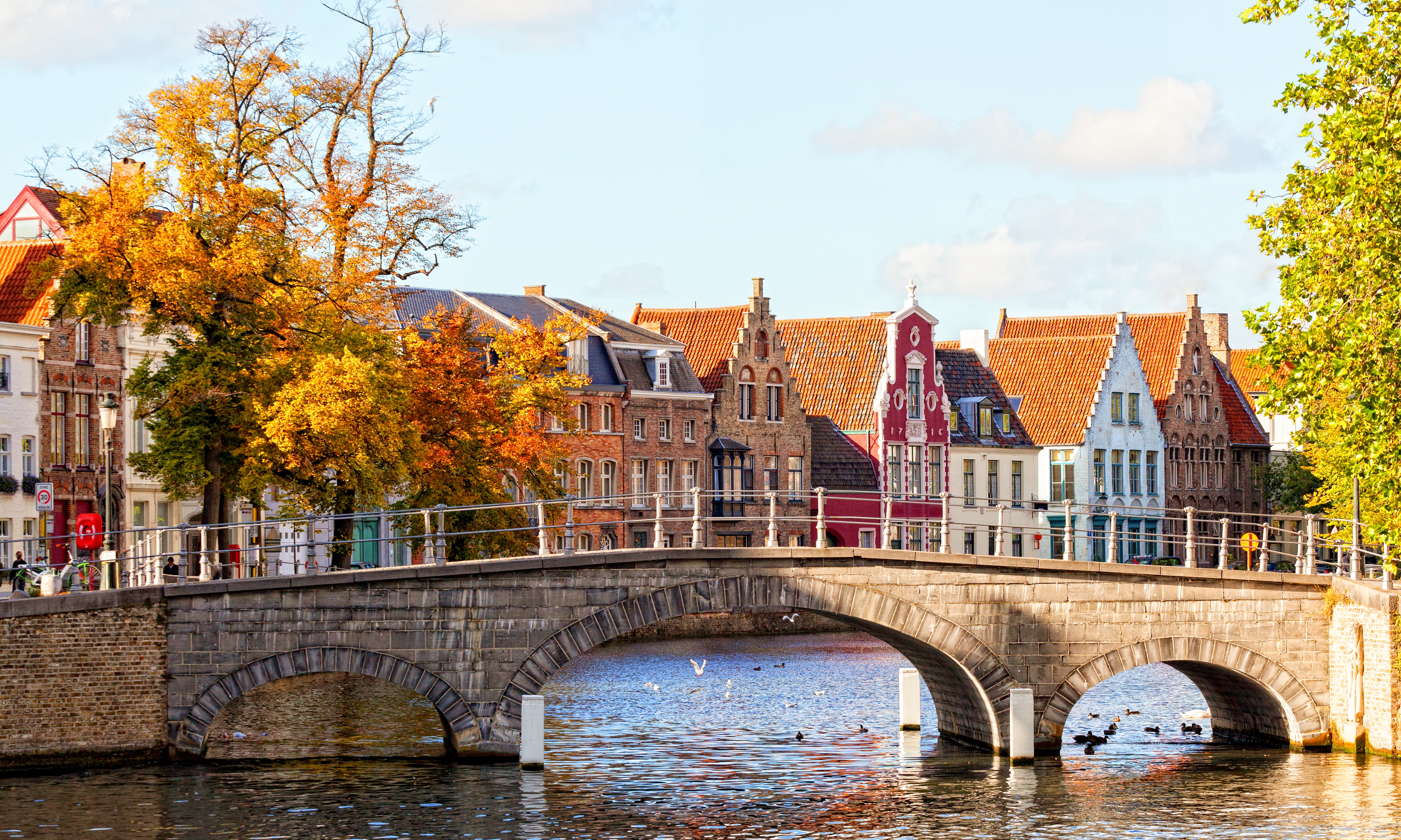 Brugge Bélgica, casa colorida na cidade velha de Brugge, jovem mulher livre  na cidade pelo velho