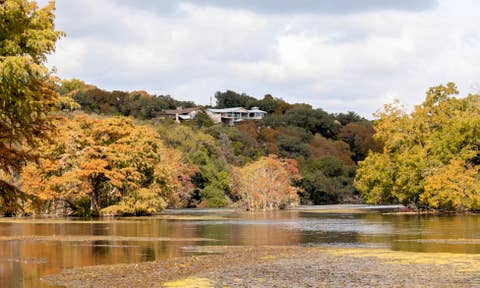 Izindlu eziqashisayo e-Comal River