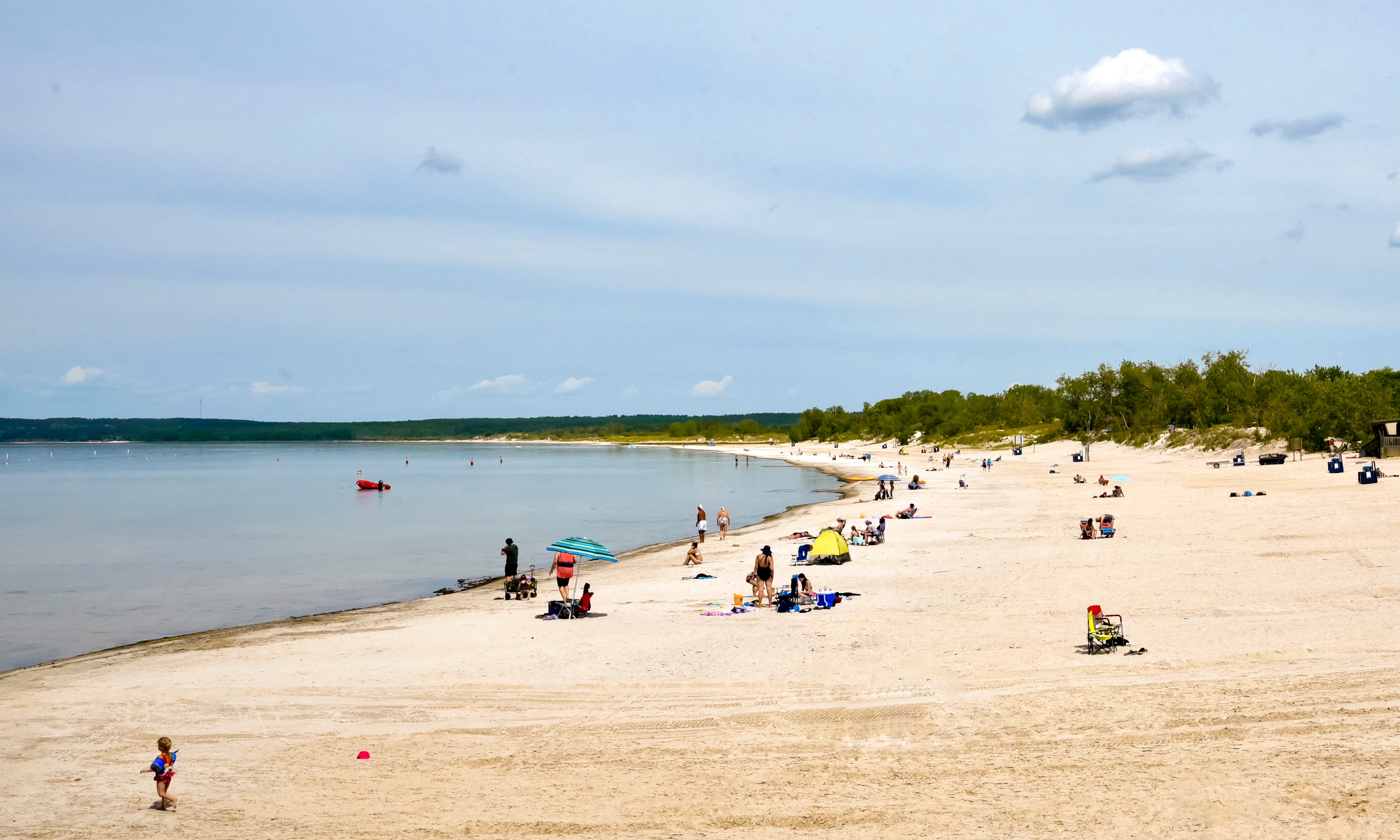 are dogs allowed at grand beach manitoba