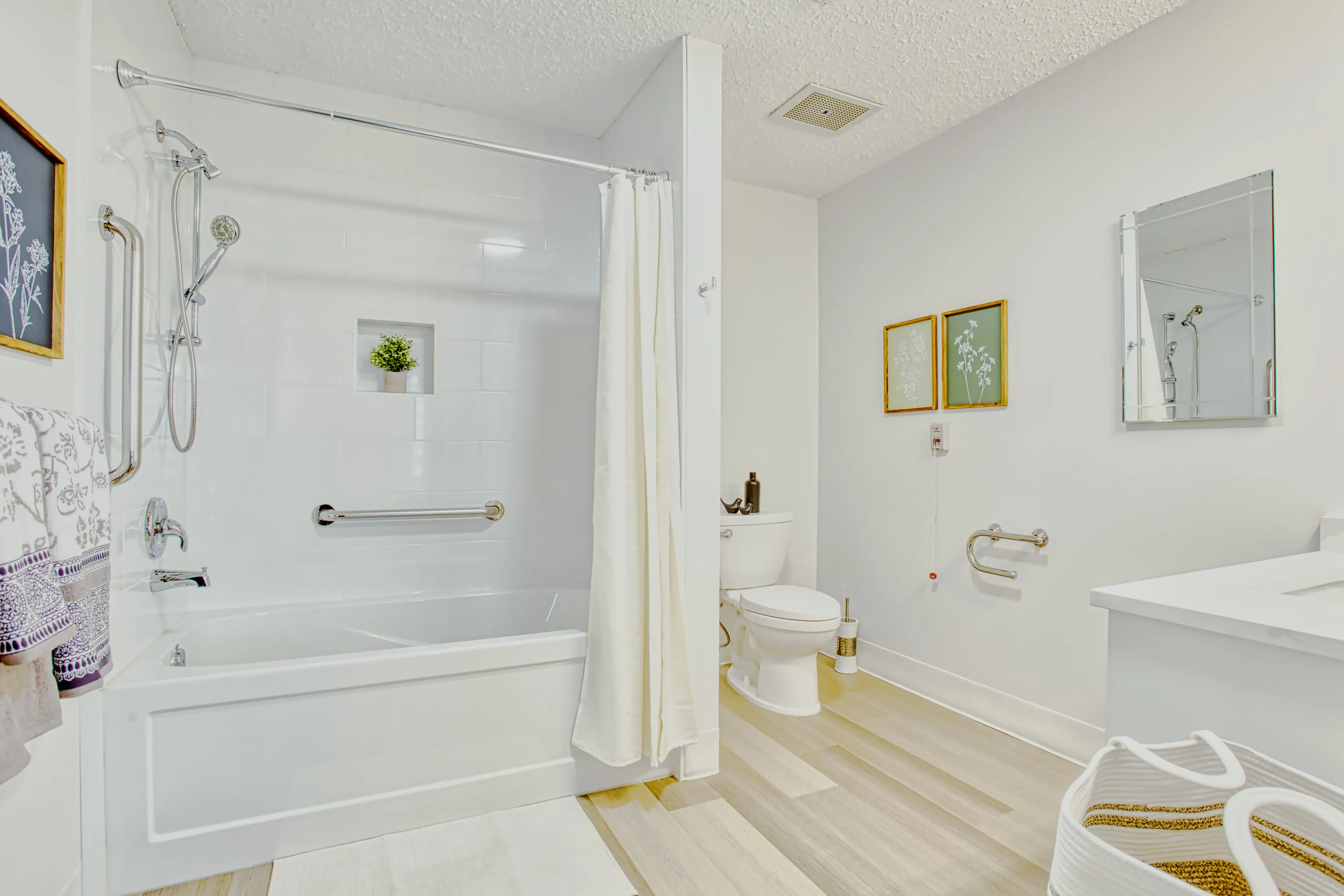 Model Suite, Bathroom 2