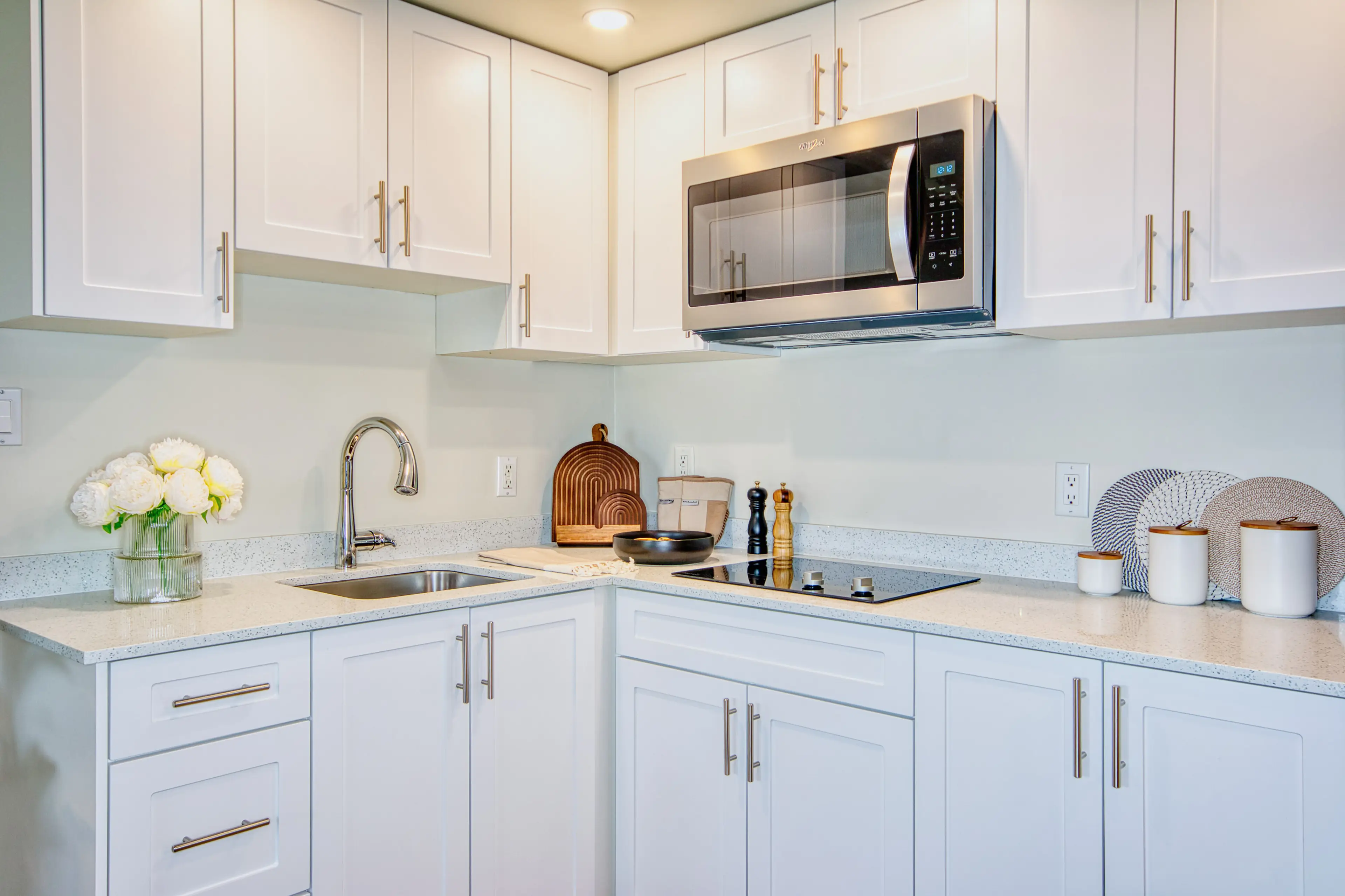 Studio Suite - Kitchen - Crofton Manor, Vancouver