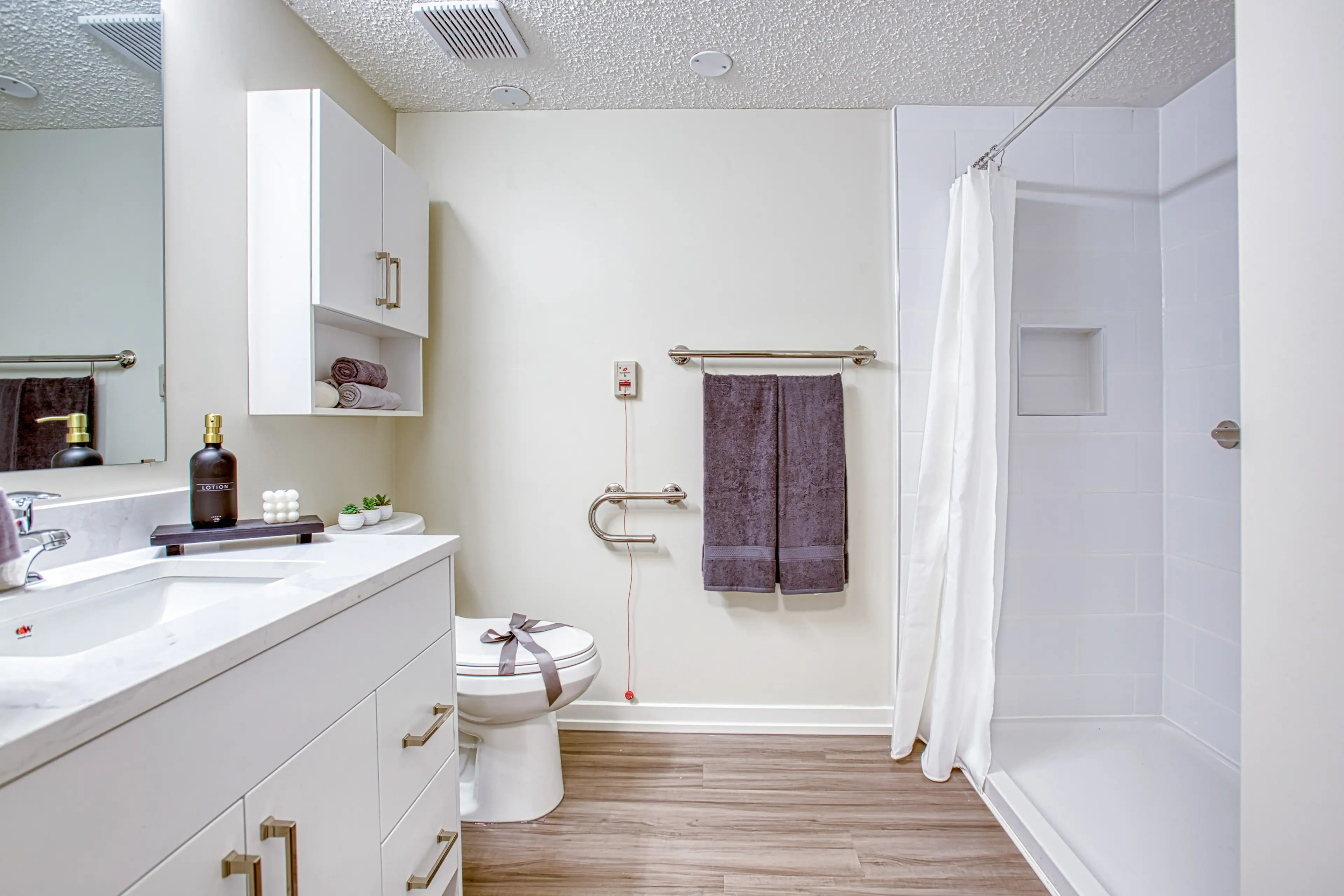 Model Suite, Bathroom