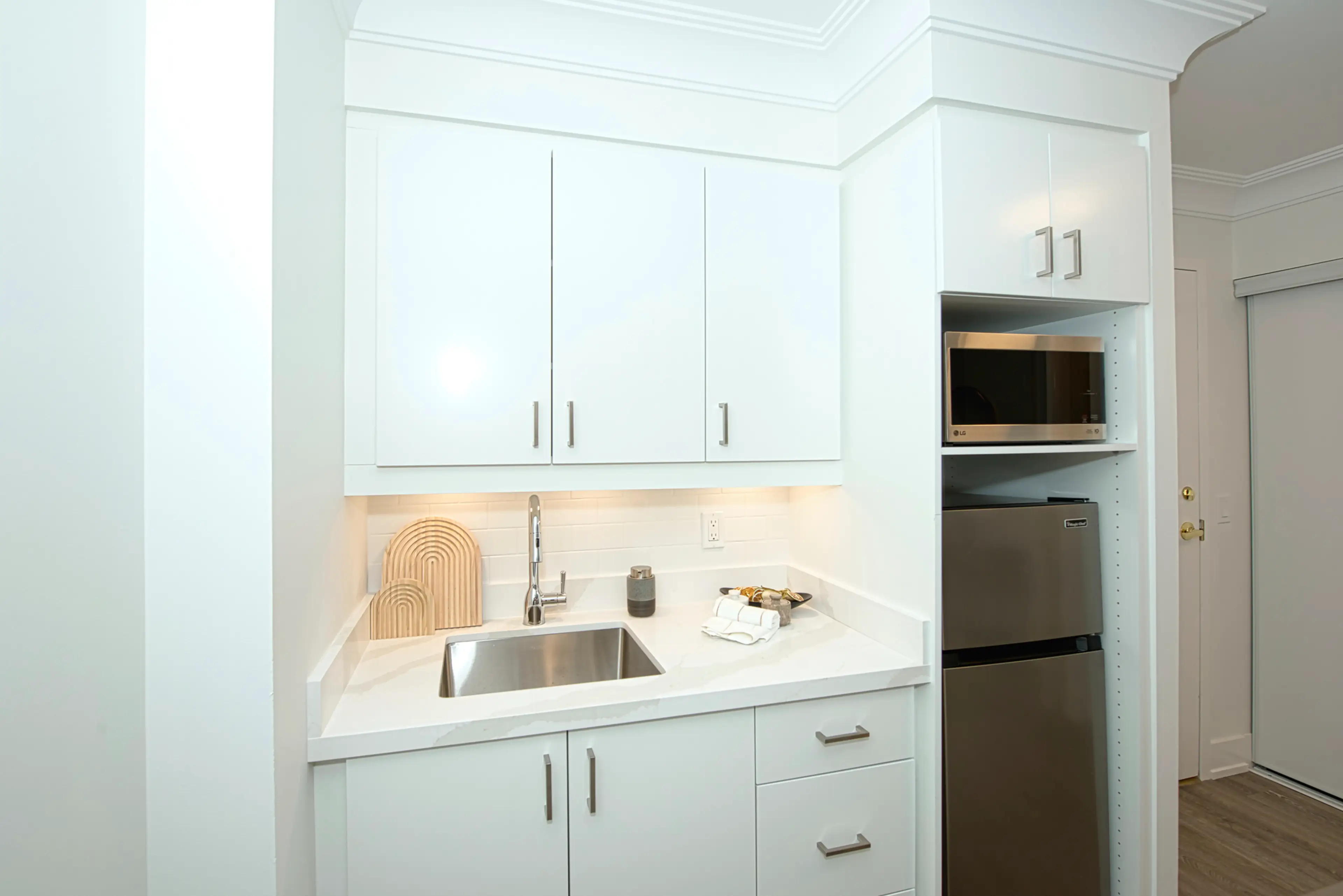 Kensington Model Suite Kitchenette. Experience luxurious, hotel-inspired retirement living at The Kensington Oakville. The Kensington is the perfect retirement haven with our stunning rooftop garden, prime downtown location, captivating harbour views, and personalized care.