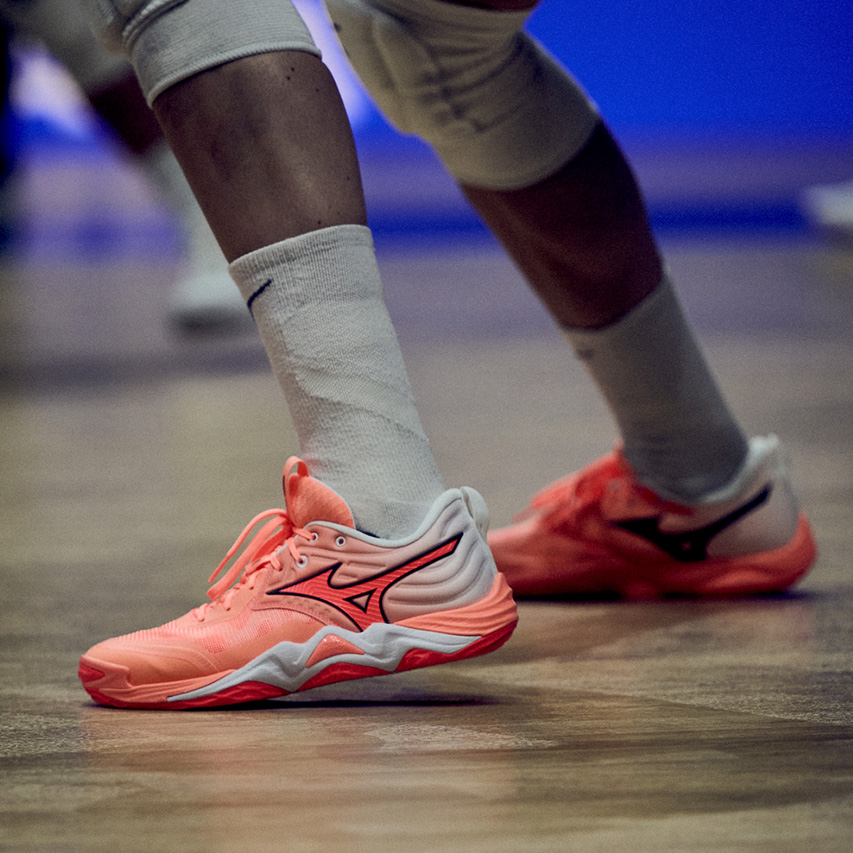 Wave Momentum Elite Unisex Volleyball Shoe - Mizuno USA