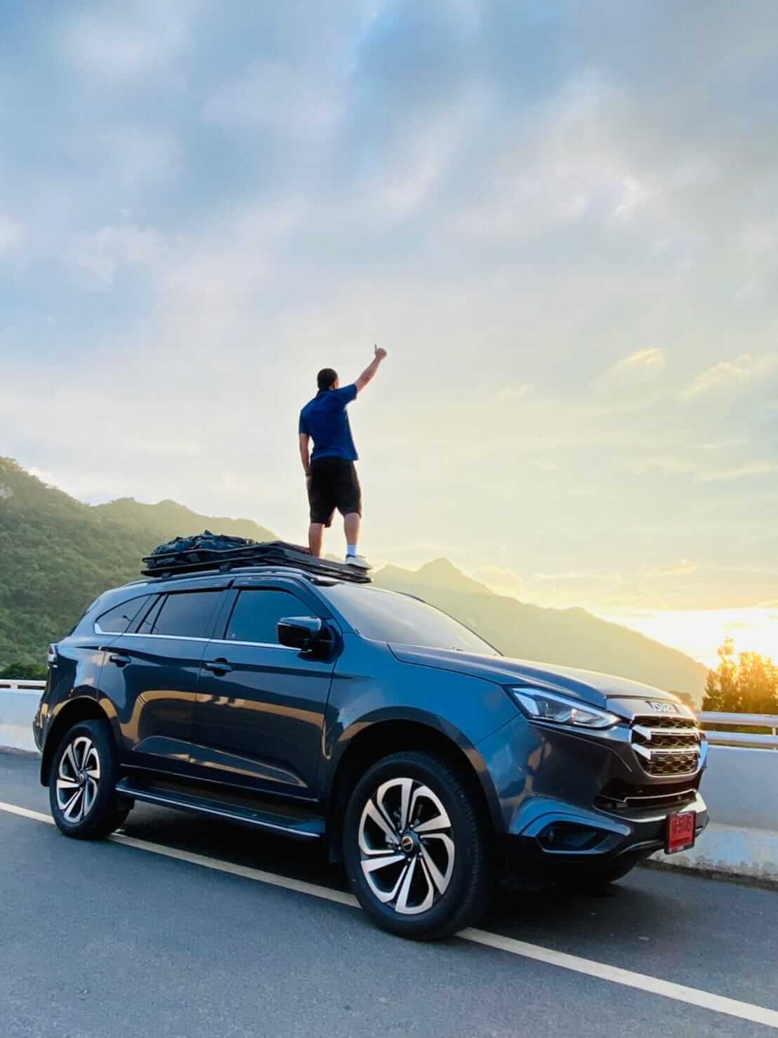 รูปทรงสวยงาม ผู้โดยสารนั่งสบายสมกับเป็นรถครอบครัว ขนของได้สบาย ๆ ครับ