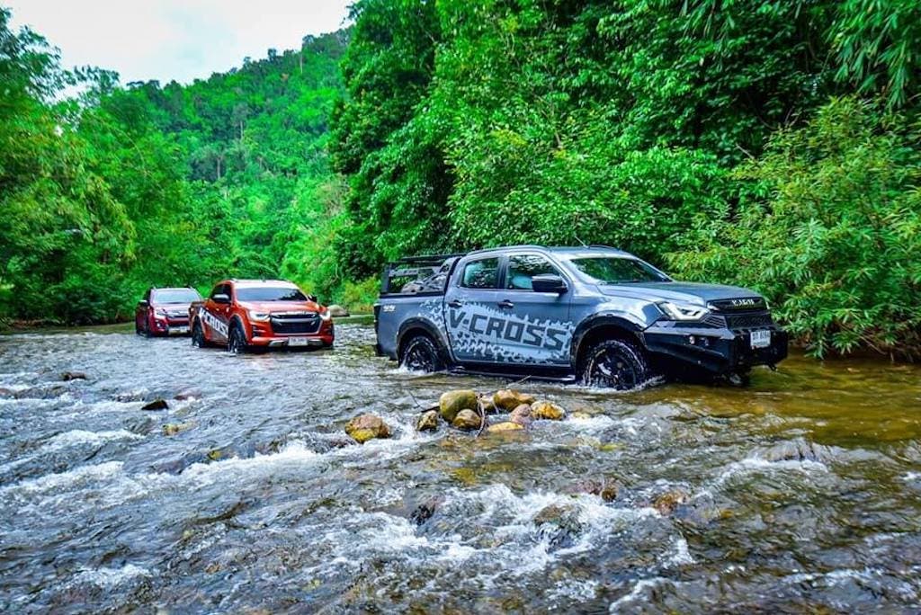 ความแข็งแกร่งของ ISUZU V-CROSS 4x4 ที่สืบทอดกันมาจากรุ่นสู่รุ่น ทำให้มั่นใจในทุกเส้นทางที่มุ่งหน้าไปสู่จุดหมายปลายทางที่