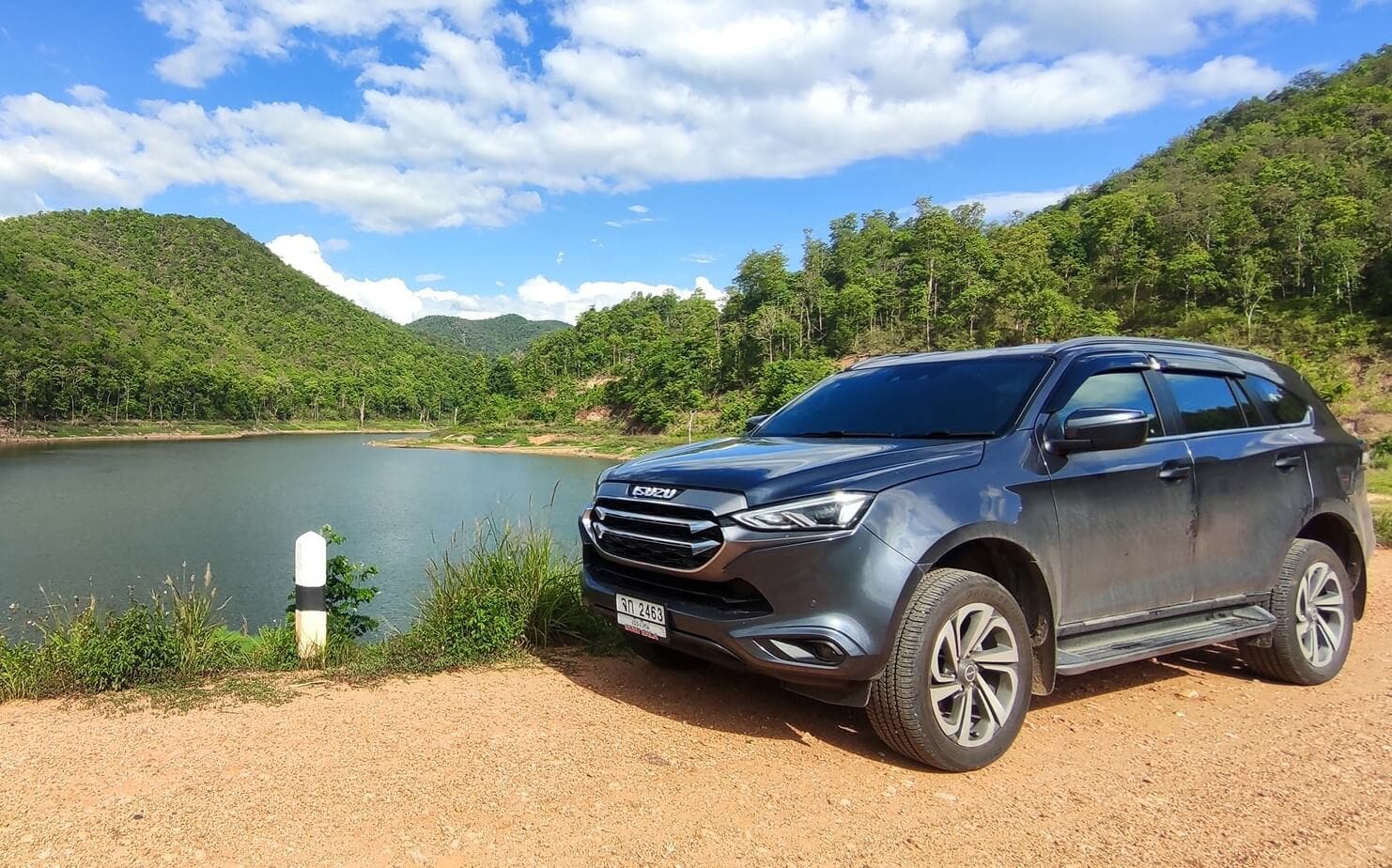 การเดินทางผ่านทางที่สูงชัน ข้ามลำห้วย แต่ MU-X ก็สามารถพาเราไปได้