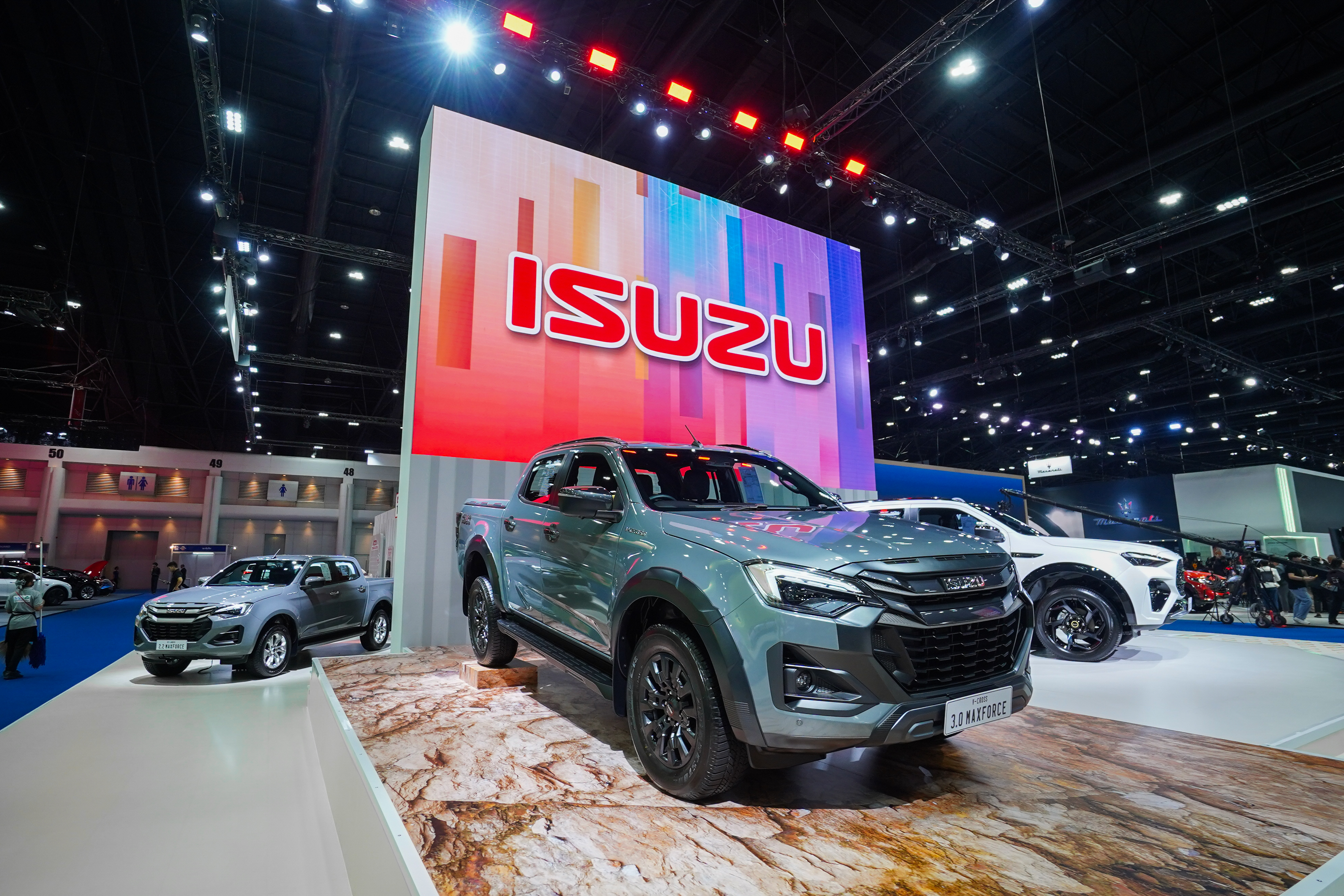 https://images.contentstack.io/v3/assets/blt04fb7dc282801dd0/blt3ffc19be39a4759e/69c1f88a191b6b69c67c7a3b/%E0%B8%9A%E0%B8%B9%E0%B8%98_ISUZU_%E0%B9%83%E0%B8%99%E0%B8%87%E0%B8%B2%E0%B8%99_Motor_Show_2026_(2).jpg?format=pjpg&auto=webp&quality=75&width=828&dpr=1.5