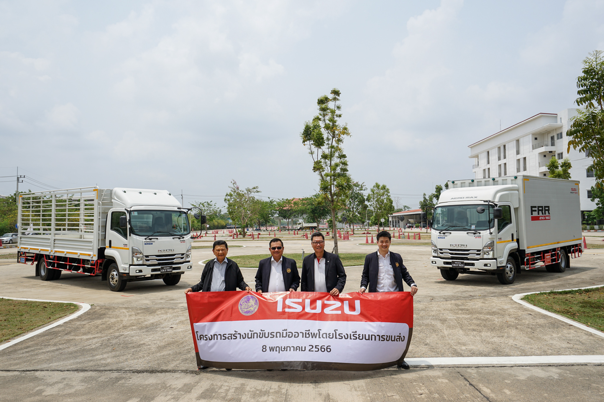 อีซูซุ ร่วมกับ กรมการขนส่งทางบกจัด “โครงการสร้างนักขับรถมืออาชีพโดยโรงเรียนการขนส่ง”  เพื่อพัฒนาศักยภาพและสร้างนักขับบรรทุกมืออาชีพสู่สังคม