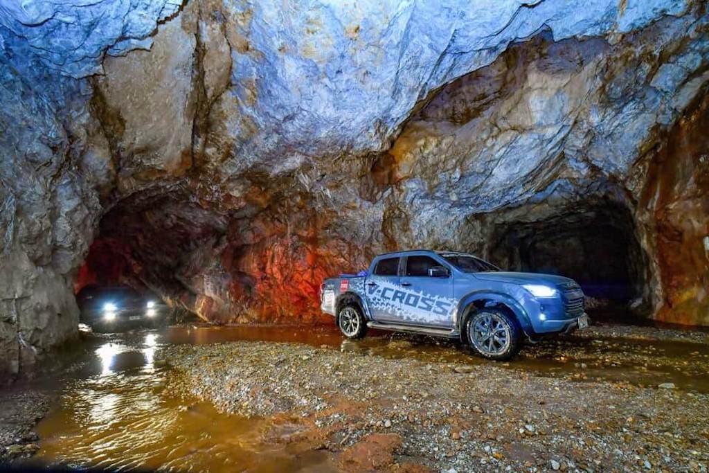 ที่โล่งหรือที่แคบ ไม่ว่าจะรูปแบบไหน เพื่อนคันนี้พร้อมไปได้ทุกเส้นทางตลอดเวลา กับเพื่อนที่รู้ใจ ISUZU V-Cross 4x4