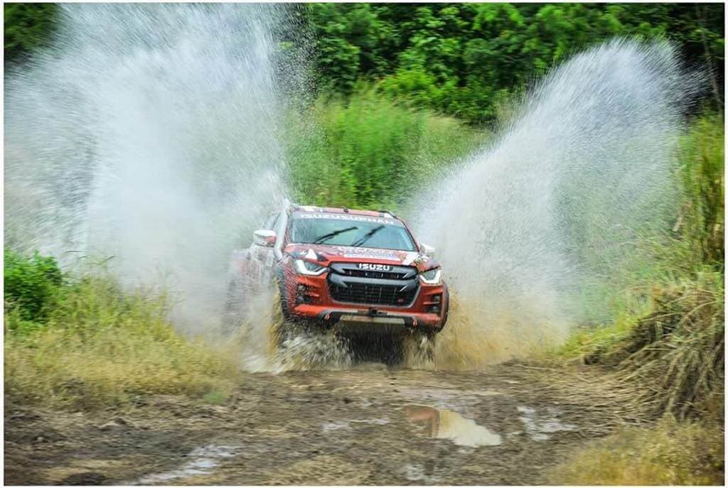ทุกอุปสรรคไม่ว่าจะหฤโหดสักเพียงใด แต่เจ้า ISUZU V-CROSS 4x4 พร้อมที่จะพาเราบุกตลุยไปจนถึงจุดหมายได้ทุกเส้นทาง