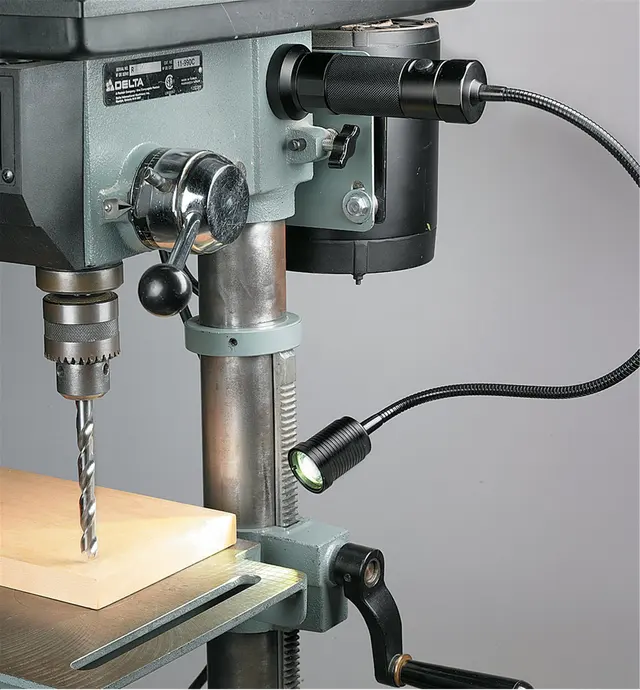 15J7701 - Lampe de travail à DEL avec embase magnétique