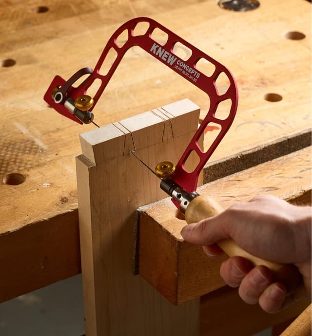 Personne découpant une queue d'aronde à l'aide d'une scie à découper à lame orientable en aluminium Mk.III