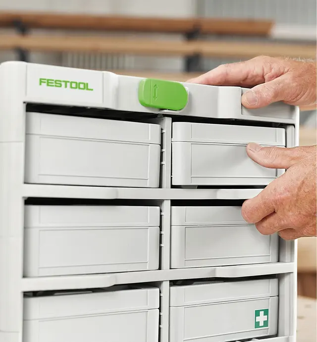 Personne insérant un coffret Systainer³ dans un casier de rangement Systainer³