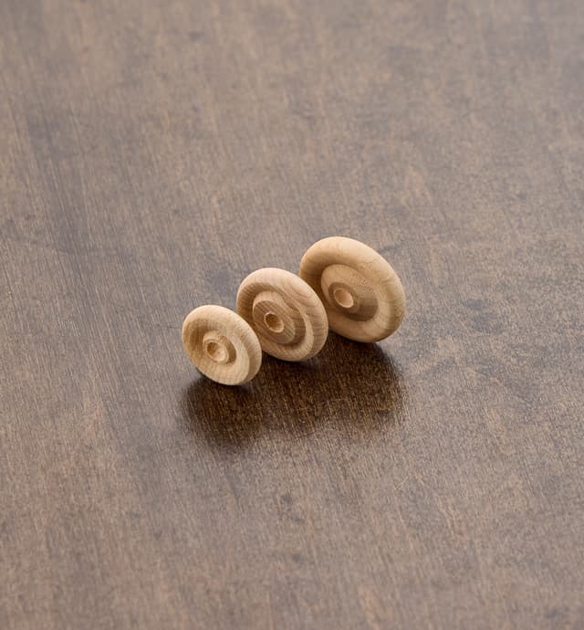 image of Petites roues en bois classiques pour véhicule-jouet