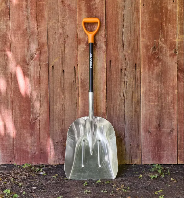 image of Pelle creuse à poignée en D Fiskars