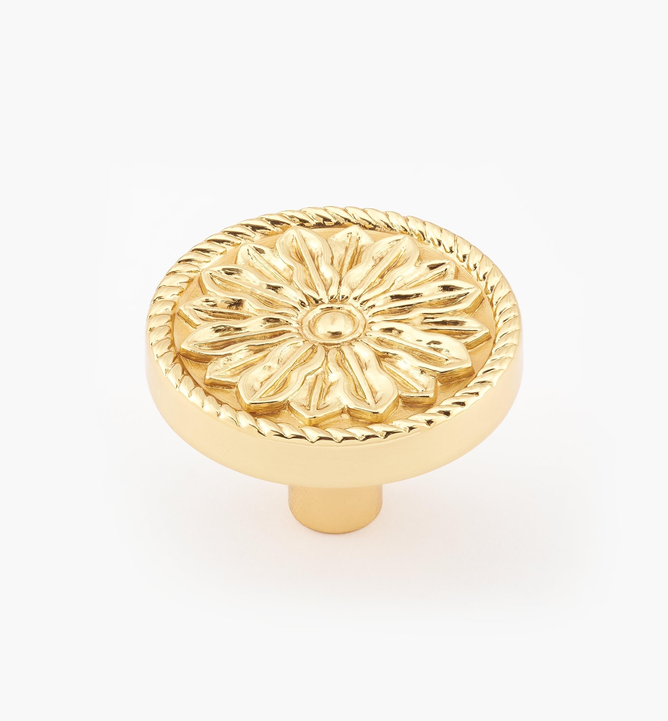 Bouton à motif floral et cordé en laiton coulé