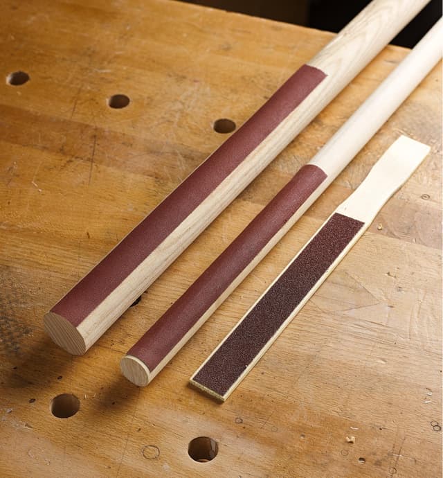 Bandes de toile abrasive collées sur des bâtonnets de ponçage pour poncer des surfaces concaves ou planes