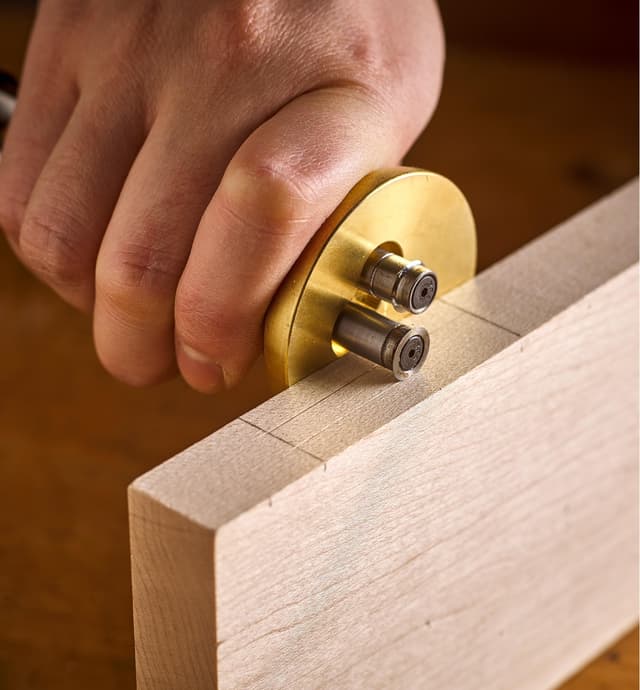 Using the Veritas Dual Marking Gauge to cut a line on a workpiece