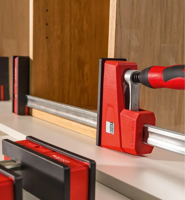 Serre-joint K Body REVO Bessey utilisé sur un assemblage