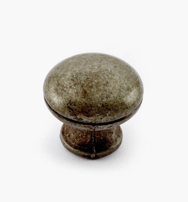 image of Bouton bombé moderne coulé, étain antique