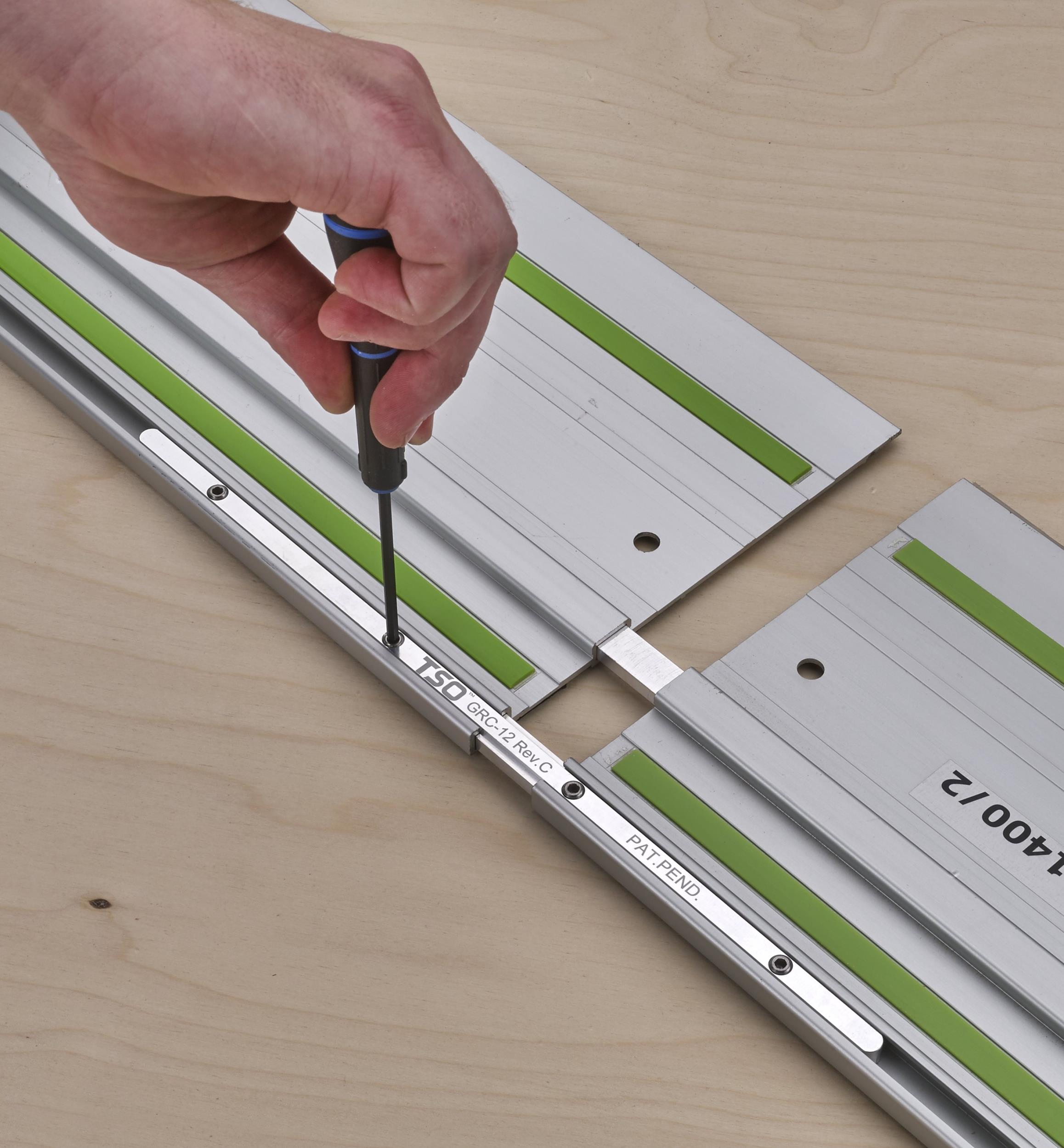 Raccords à alignement automatique GRC-12 pour rails de guidage