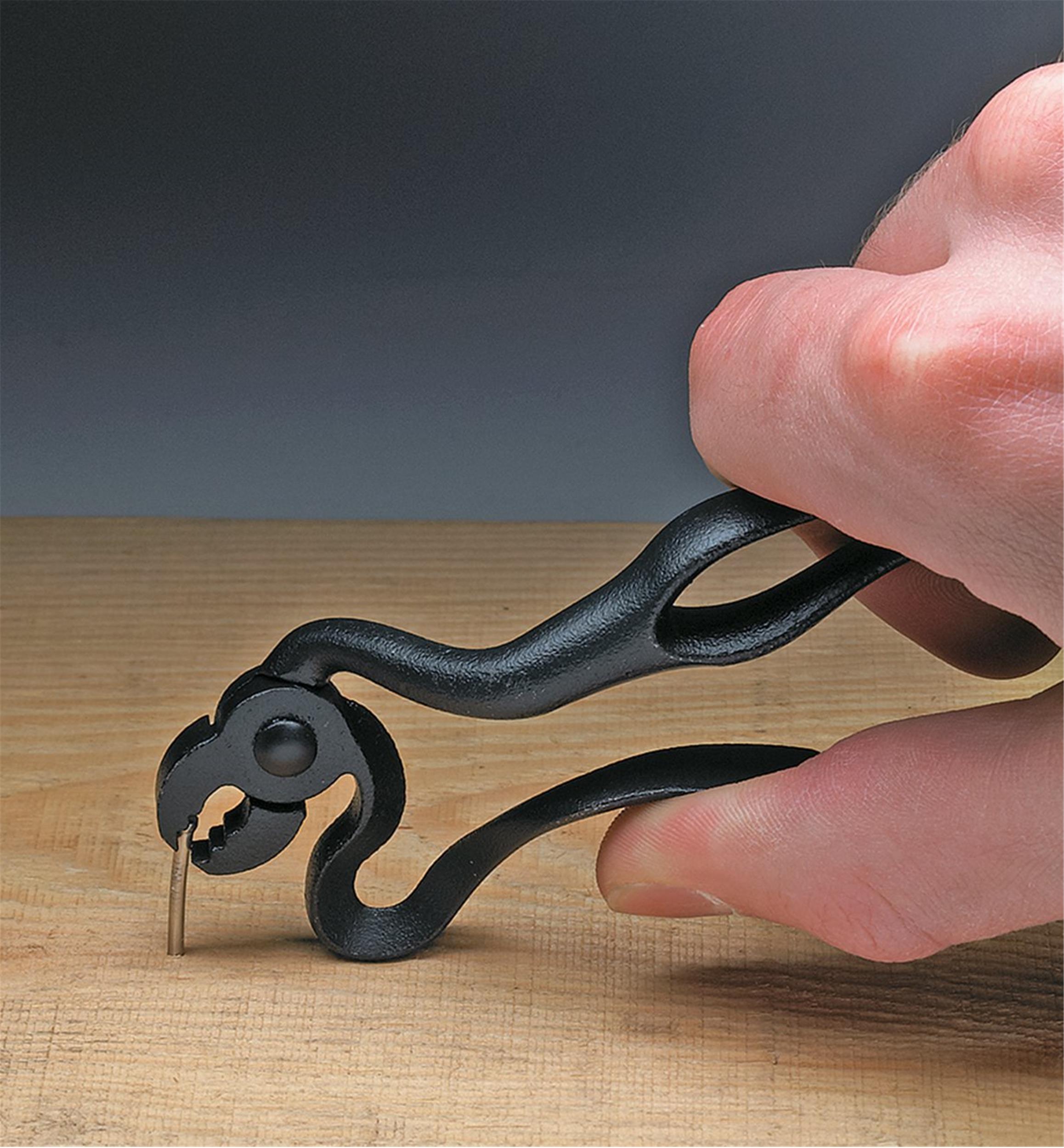 Pinces à poignées déportées