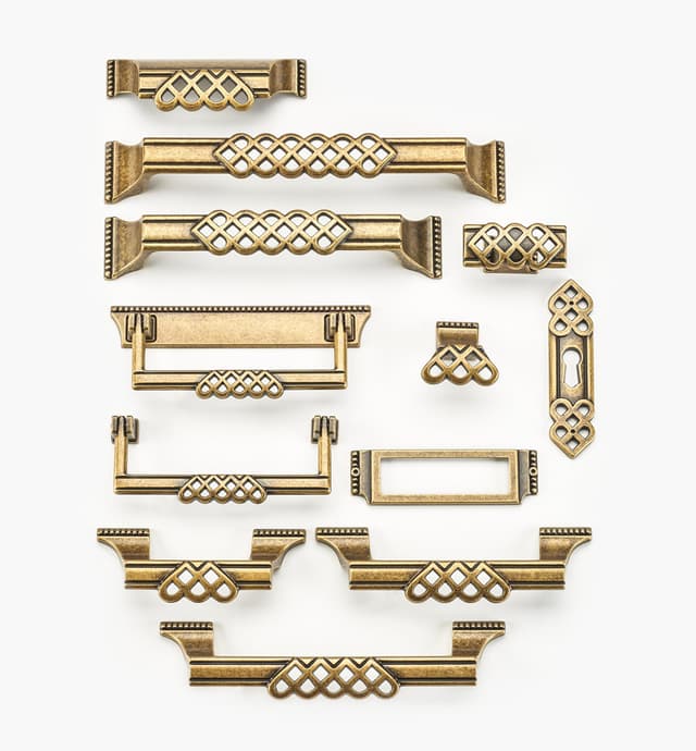 image of Quincaillerie ornée d'entrelacs et de perles