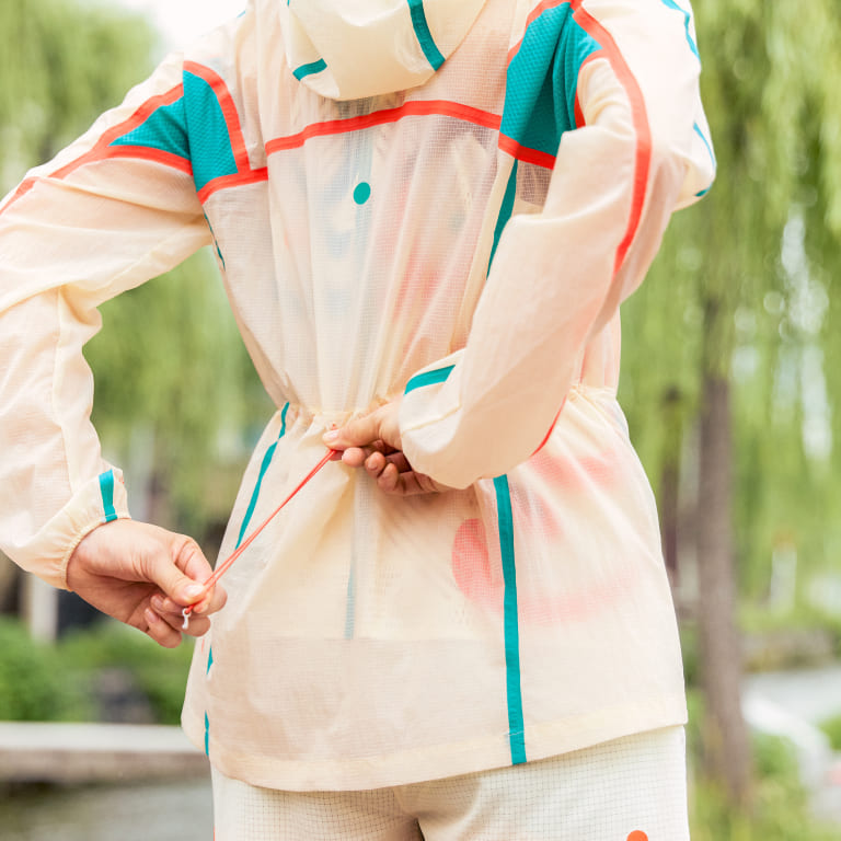 ASICS foldable jacket with adjustable back close up