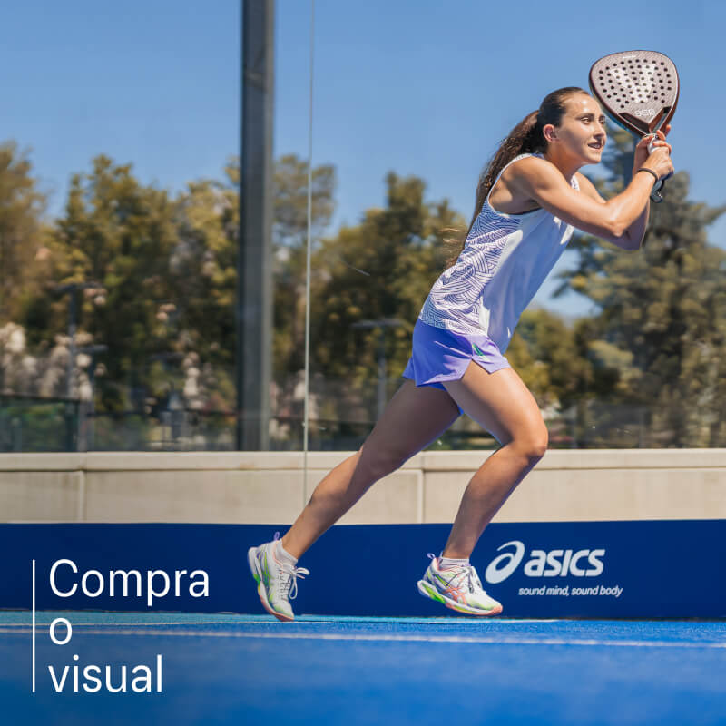 Atleta (feminina) a jogar padel com um vestido preto e sapatilhas de padel ASICS