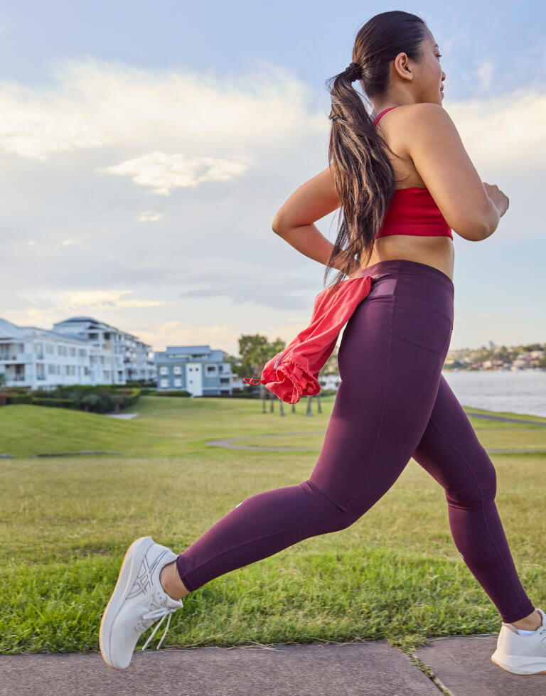Woman running in NAGINO TIGHTS
