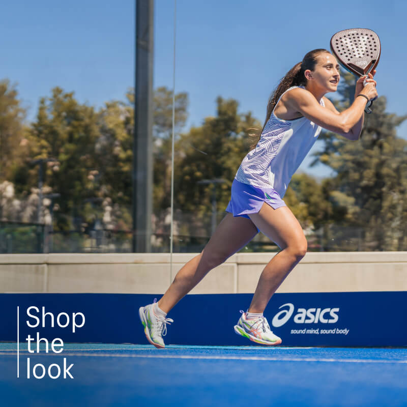 Atleet die padel speelt in een zwarte jurk en ASICS-padelschoenen