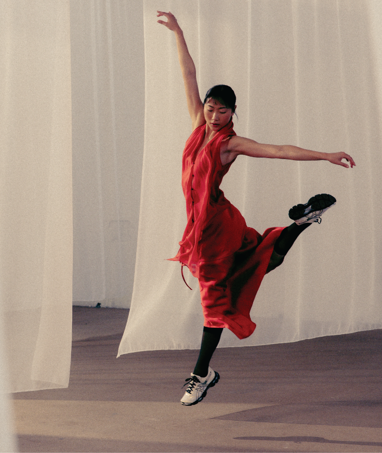 Woman dancing in GEL-CUMULUS 16 sneakers