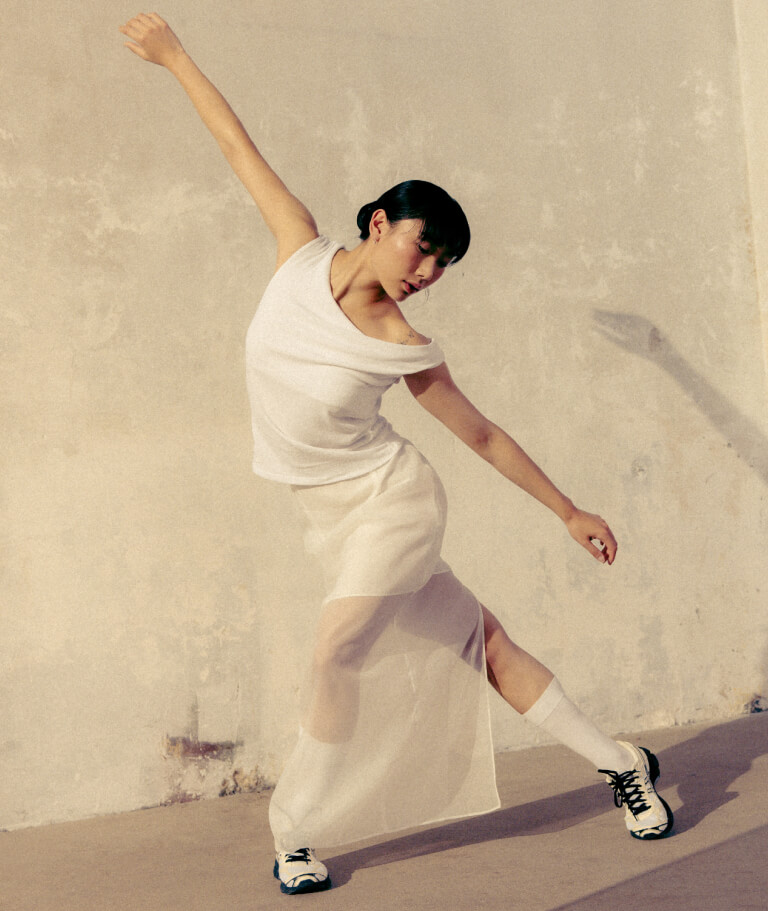 Woman dancing in GEL-CUMULUS 16 sneakers