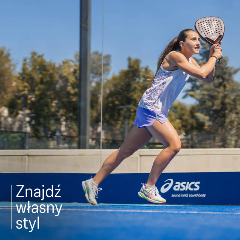 Zawodniczka grająca w padla w czarnej sukience i butach do padla ASICS