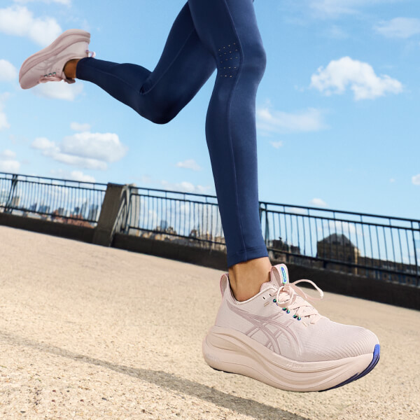 GEL-NIMBUS 28 in pink colorway