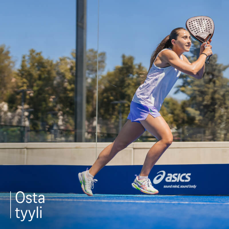 Urheilija pelaamassa padelia mustassa mekossa ja ASICSin padel-kengissä