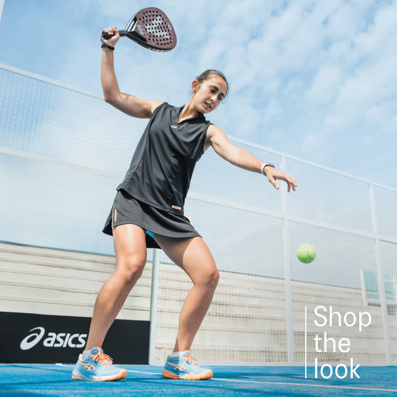 Atleet die padel speelt in een zwarte jurk en ASICS-padelschoenen