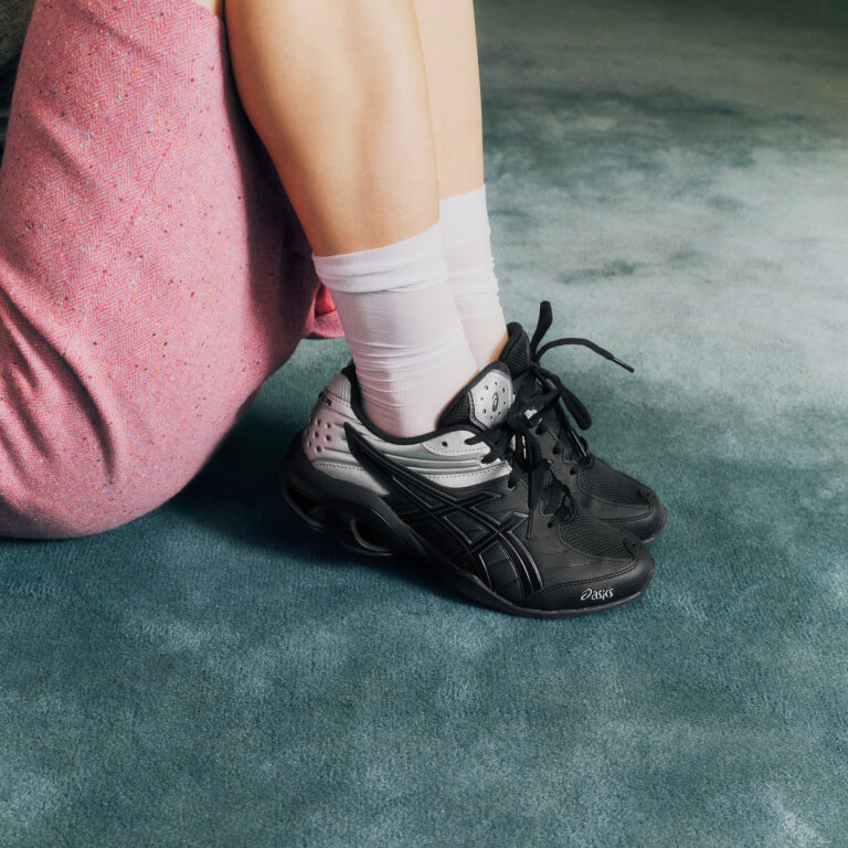 Woman wearing GEL-KINETIC FR in black