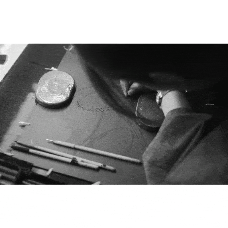 Motifs de libellule inspirés du savoir-faire traditionnel du katagami, derrière la collection de vêtements réfléchissants Akitsu série limitée.