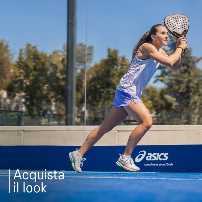 Atleta che gioca a padel con un vestito nero e scarpe da padel ASICS