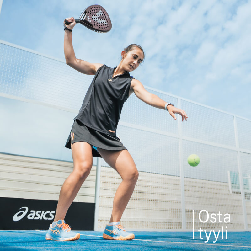 Urheilija pelaamassa padelia mustassa mekossa ja ASICSin padel-kengissä
