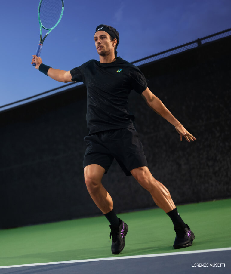 Lorenzo Musetti plays tennis at night wearing the ASICS Night Energy Collection, inspired by New York’s iconic nights. 