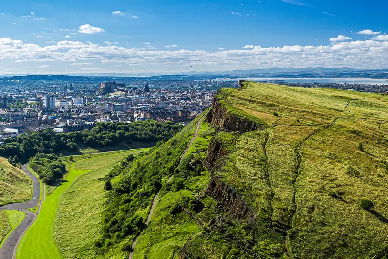 Ammira il sole estivo ad Arthur's Seat