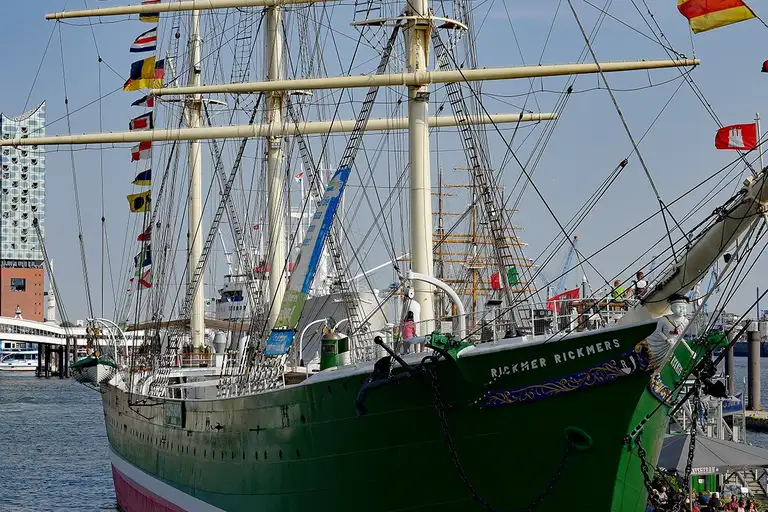 Climb up the rigging of the Rickmer Rickmers
