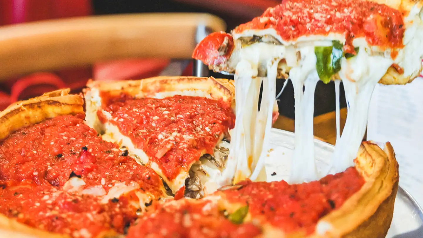 Todo lo que necesitas saber sobre la pizza estilo deep-dish en Chicago