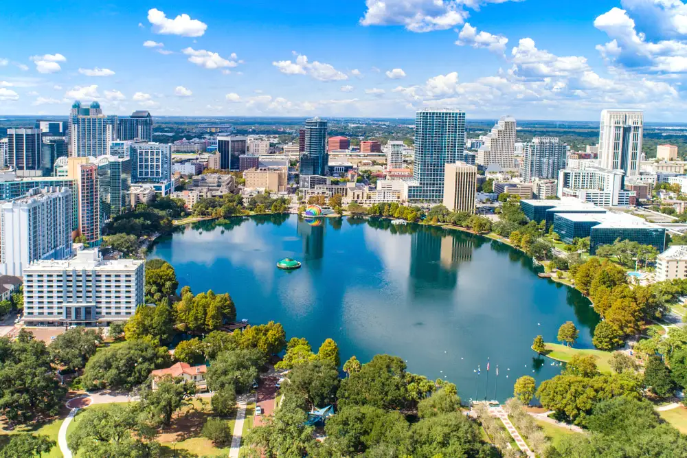 Vue aérienne panoramique de la ville d'Orlando en Floride, ville hôte du salon aéronautique international MRO Americas 2026